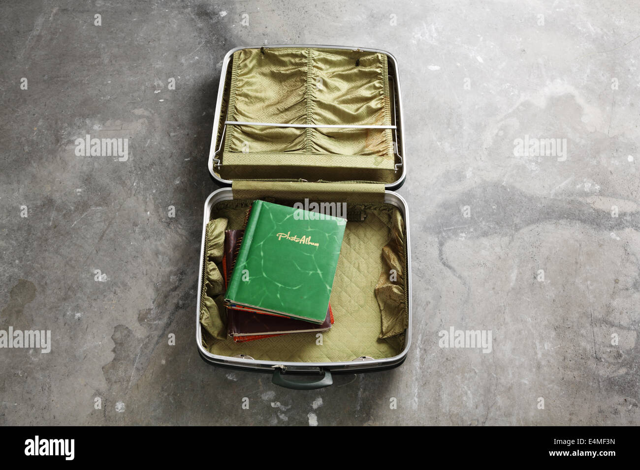 Un vintage valigia contenente il vecchio album di foto Foto Stock