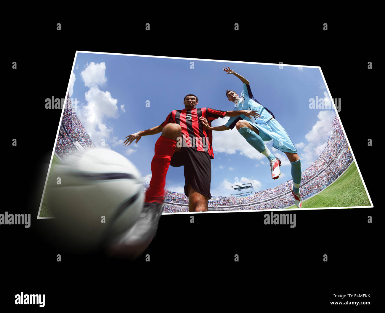 I giocatori di calcio in esecuzione con sfera Foto Stock