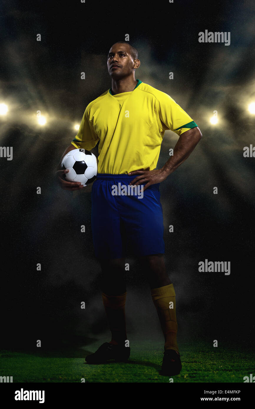 Giocatore di calcio in piedi con sfera Foto Stock
