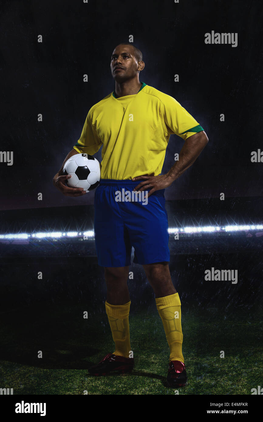 Giocatore di calcio in piedi con sfera Foto Stock