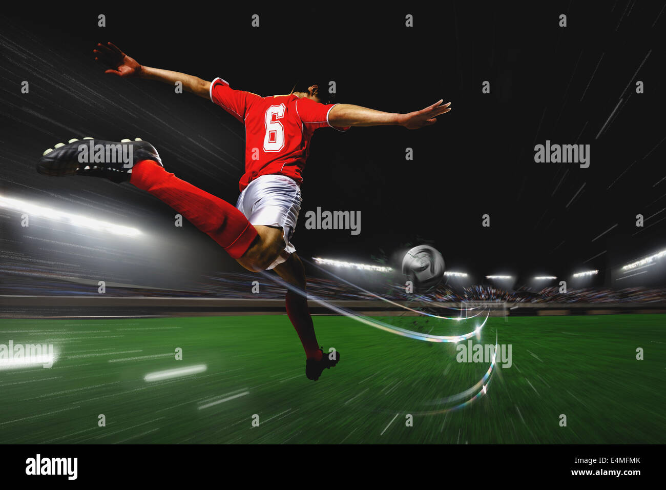 Giocatore di calcio calciare la palla Foto Stock