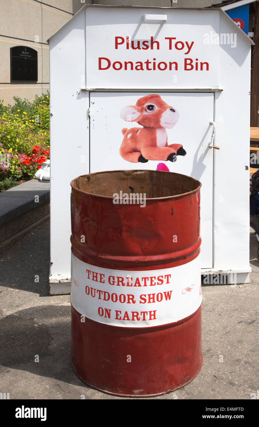 Peluche Toy donation bin al Calgary Stampede, per donazioni di giocattoli vinti in giochi di carnevale a metà strada. Foto Stock