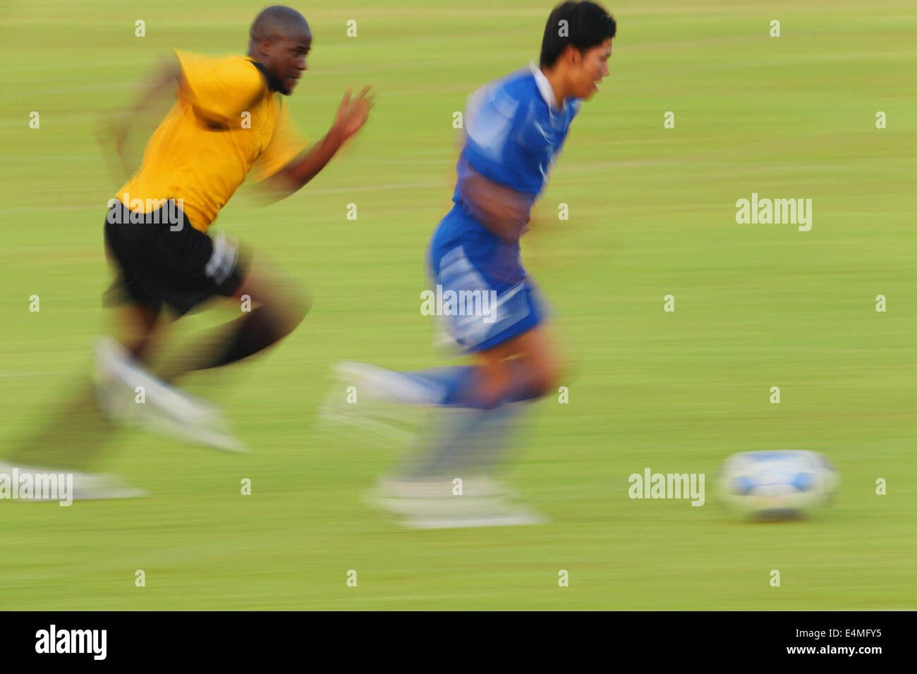 I giocatori di calcio in esecuzione con sfera Foto Stock