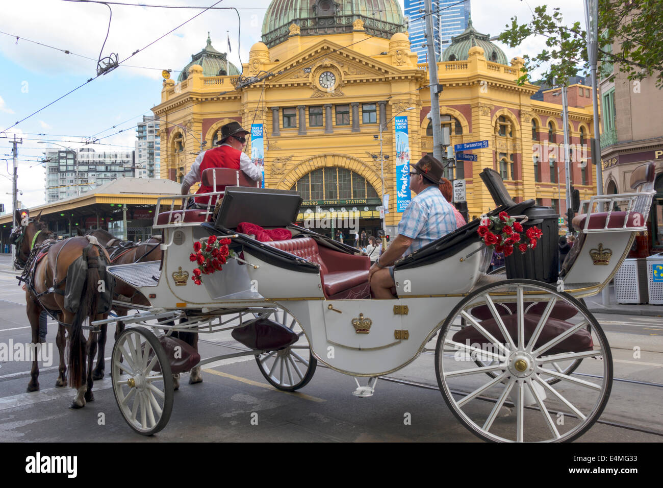 Melbourne Australia, Swanston Street, Flinders Street Station, Metro Trains Rail Network, treno, carrozza trainata da cavalli, fronte, ingresso, edificio, AU140318101 Foto Stock