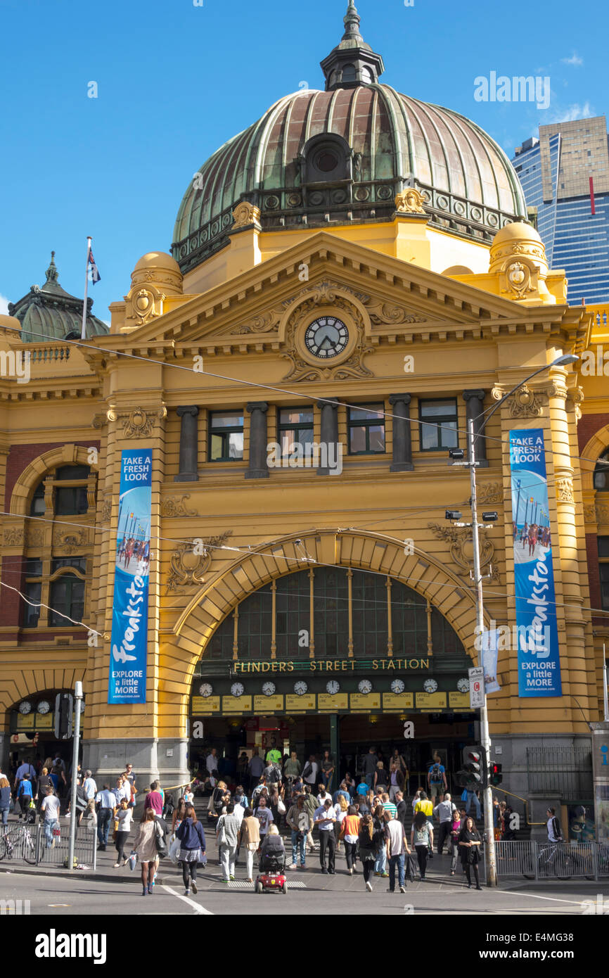 Melbourne Australia, stazione di Flinders Street, Metro Trains Rail Network, treno, fronte, ingresso, cupola, edificio, AU140318111 Foto Stock