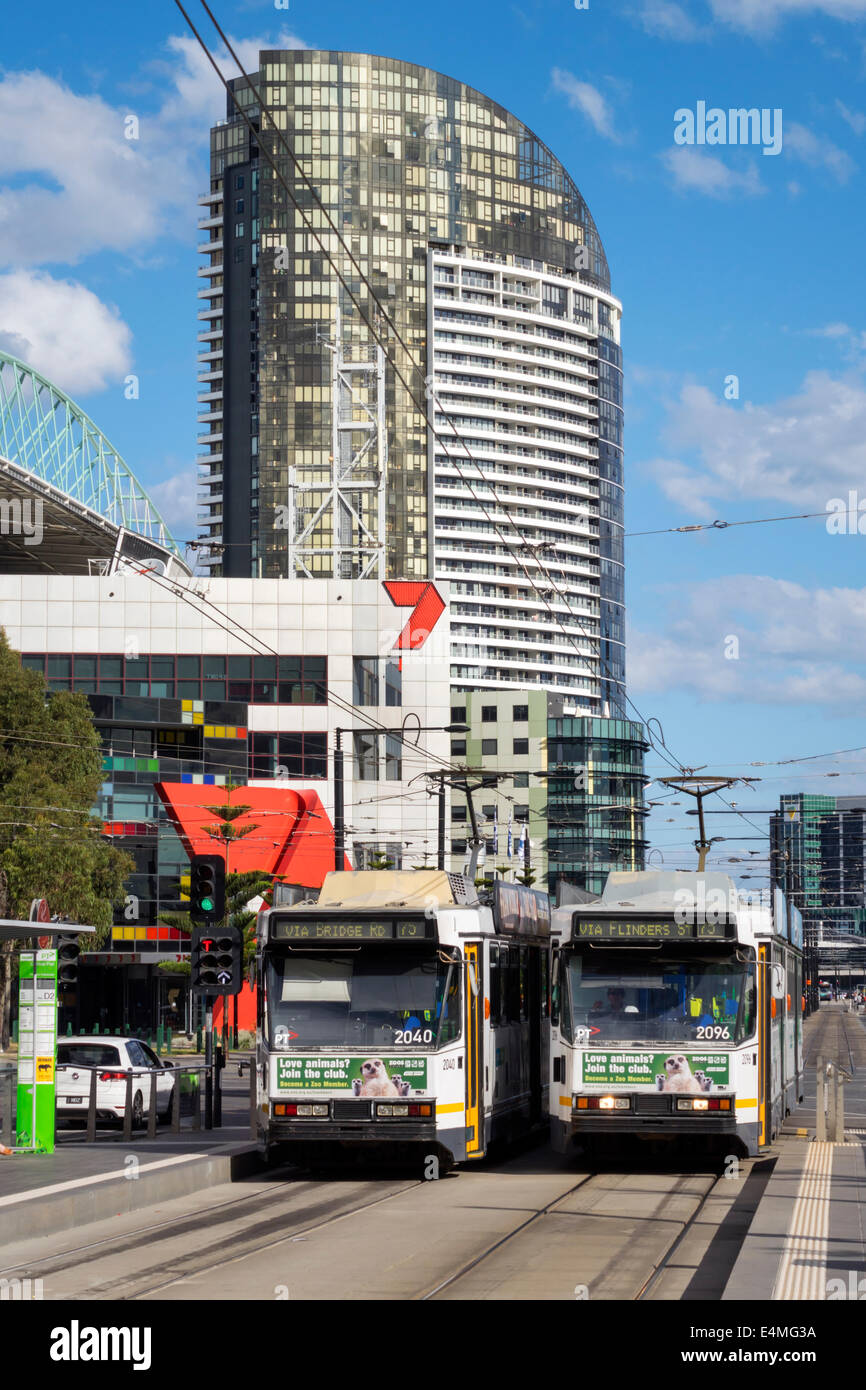 Melbourne Australia, Docklands, Harbour Esplanade, tram Yarra, tram, tram, tram, Etihad Stadium, Watergate, alto edificio, condominio appartamento residenziale Foto Stock