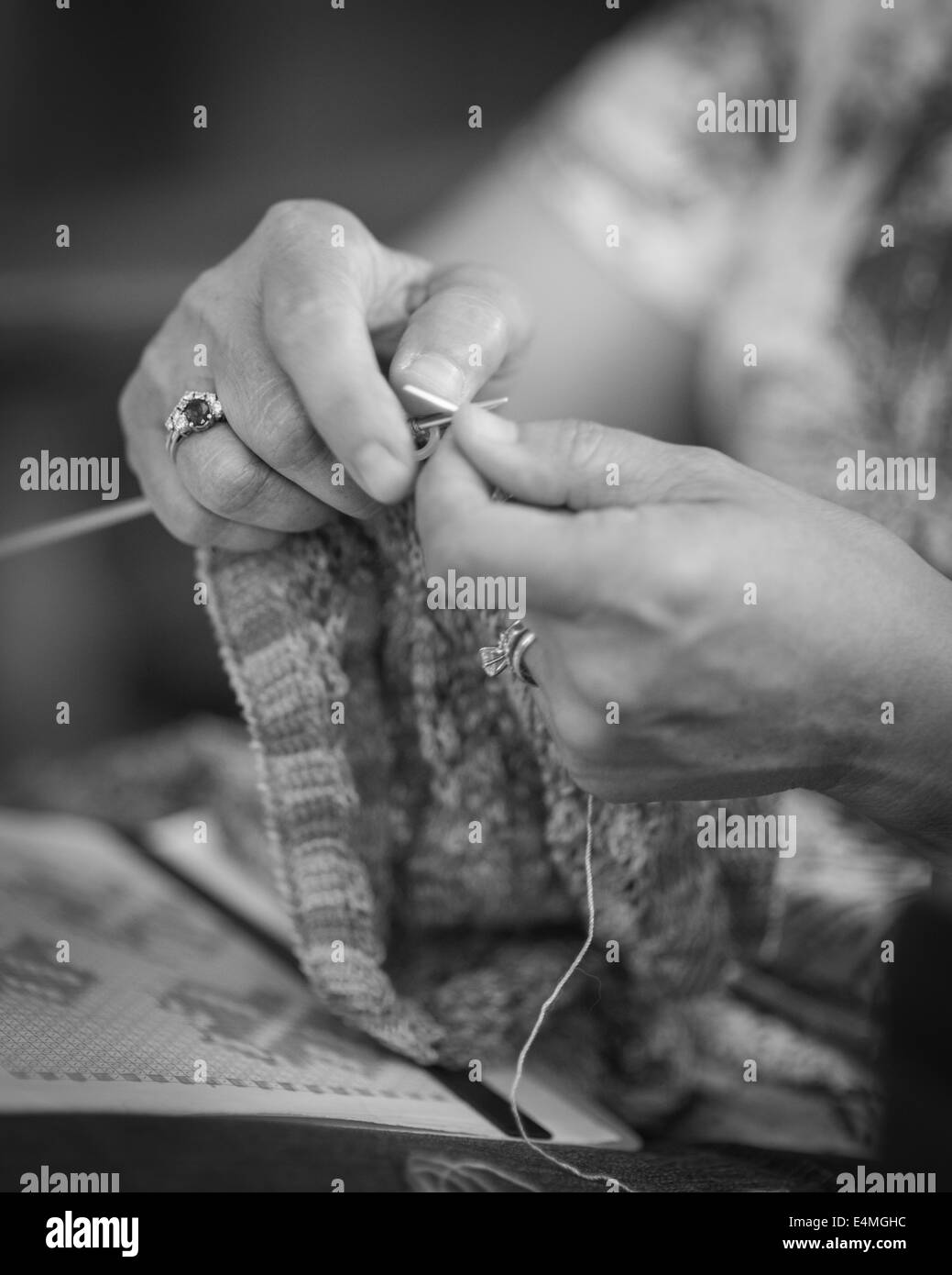 Mani di lavoro a maglia Foto Stock