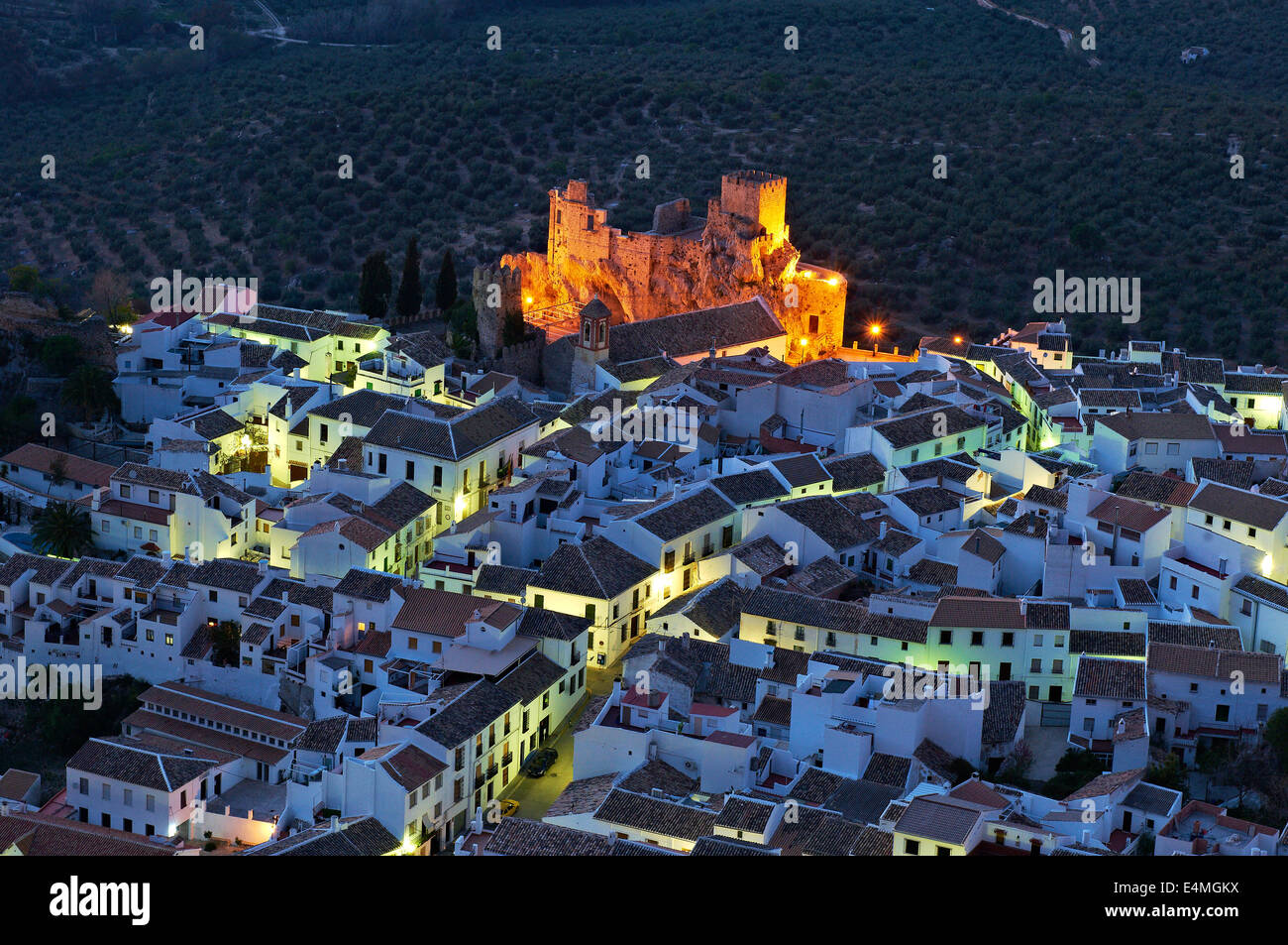 Zuheros, Castello, Sierra de la Subbetica, Cordoba, Andalusia, Spagna Foto Stock