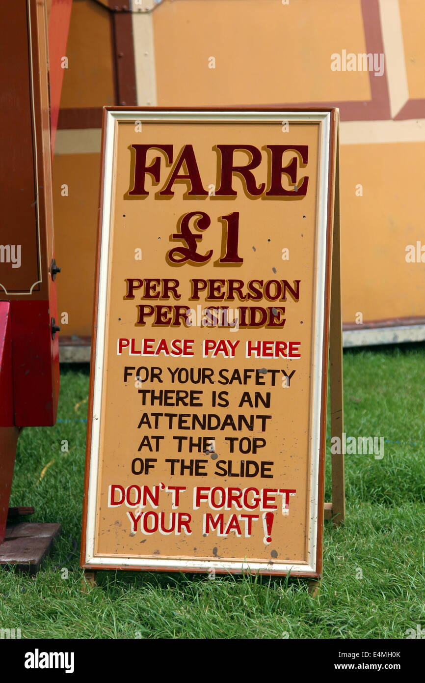 Un segno per un Helter Skelter fairground ride. Foto Stock