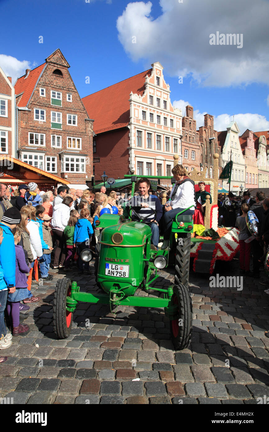 Trattore a Kopefest parade, Lueneburg, Lüneburg, Bassa Sassonia, Germania, Europa Foto Stock