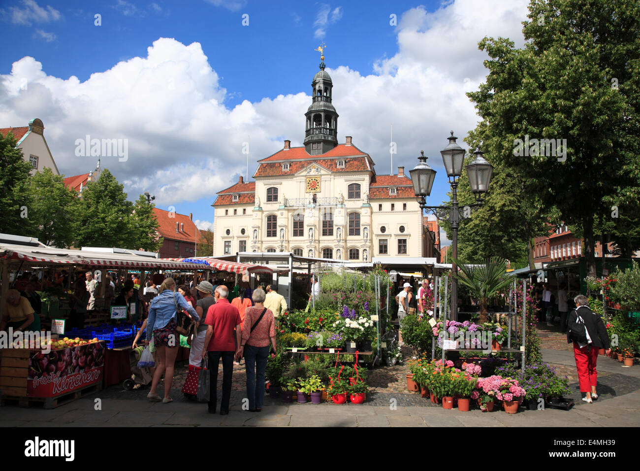 Mercato Weekley di fronte al municipio, Lueneburg, Lüneburg, Bassa Sassonia, Germania, Europa Foto Stock