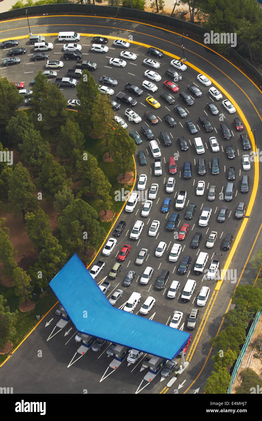 Accodamento di traffico per entrare in Universal Studios, Hollywood, Los Angeles, California, Stati Uniti d'America - aerial Foto Stock