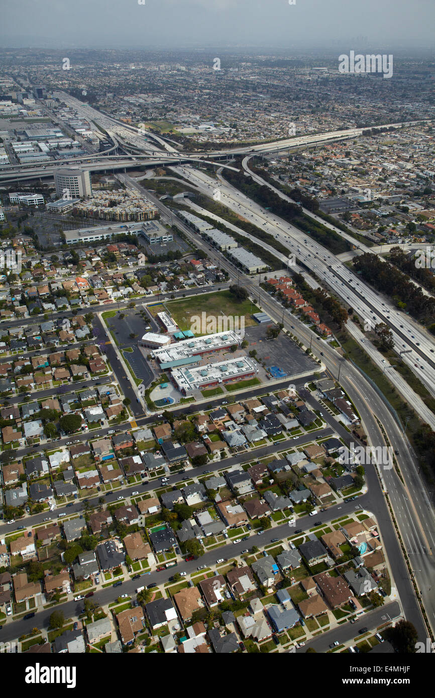 Interstate 405 vicino a LAX e interscambio con I-105 in distanza, Hawthorne, Los Angeles, California, Stati Uniti d'America - aerial Foto Stock