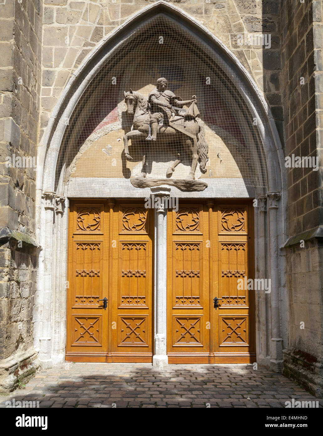 St Martins Chiesa - ingresso con la figura di San Martino sopra, Halberstadt, Sassonia Anhalt, Germania Foto Stock