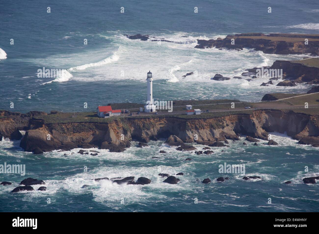 Vista aerea del punto Arena Lighthouse nella California settentrionale Foto Stock