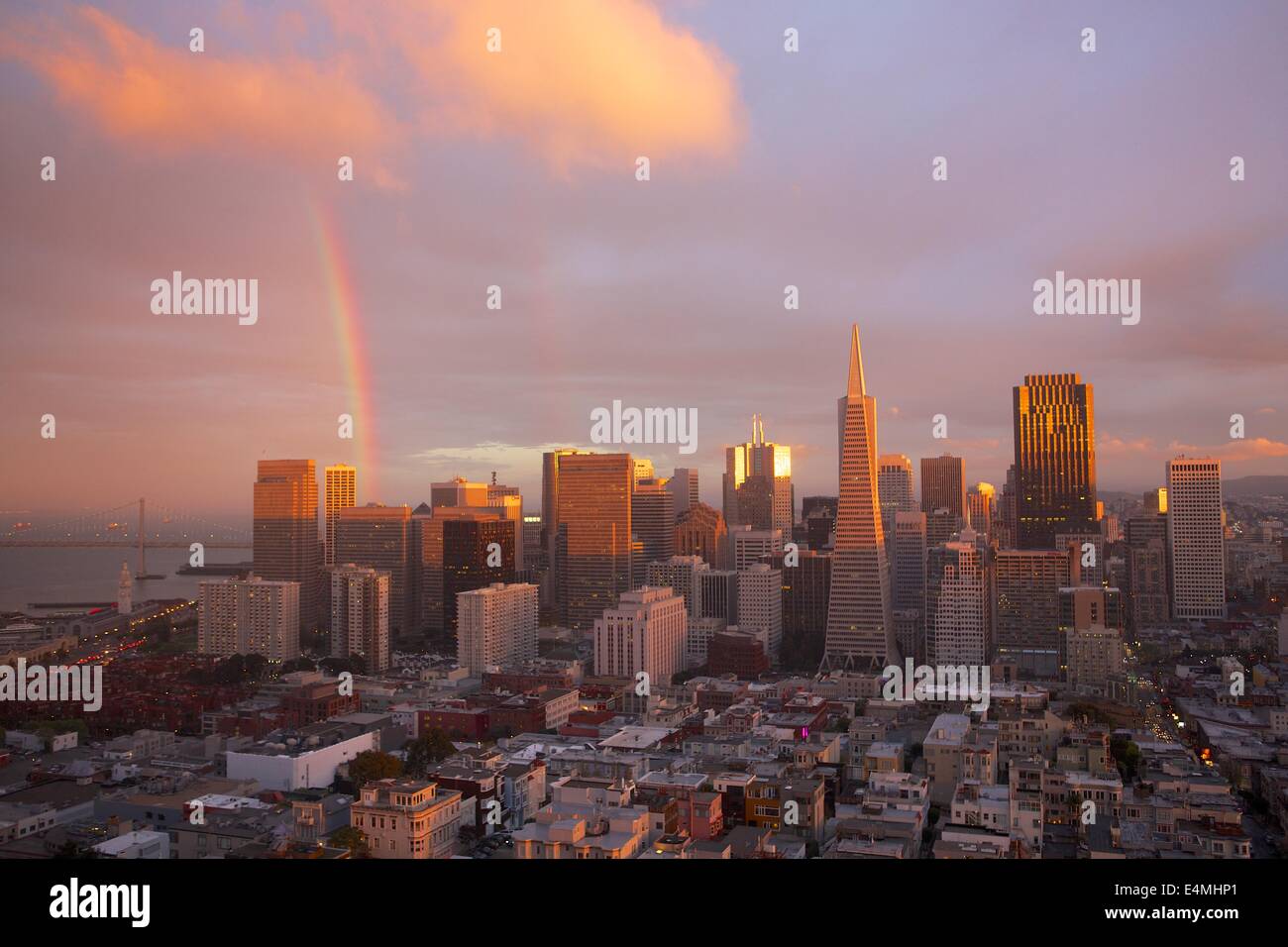Vista di una vita: un incredibile arcobaleno sopra San Francisco al tramonto dalla Coit Tower. Foto Stock