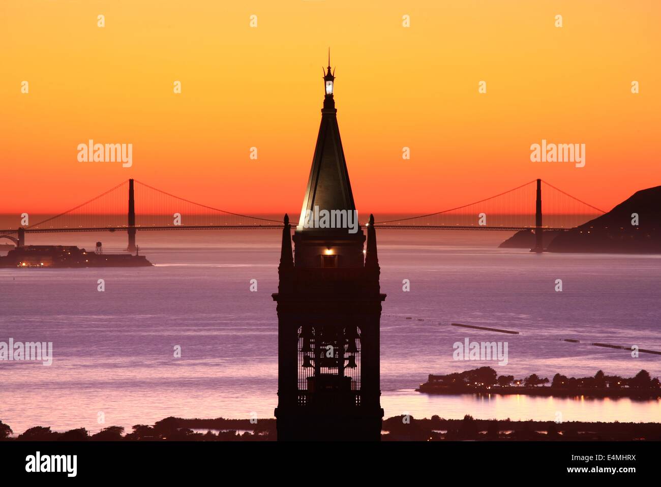 Bella vista al tramonto del Campanile, o Sather Tower, presso la University of California di Berkeley al tramonto. Foto Stock