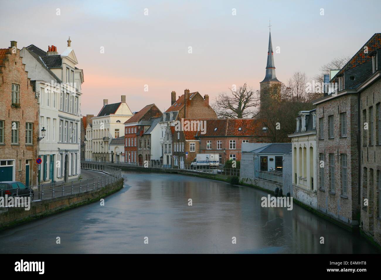 Scena di strada a Bruges, Belgio medievale con le case rinascimentali Foto Stock