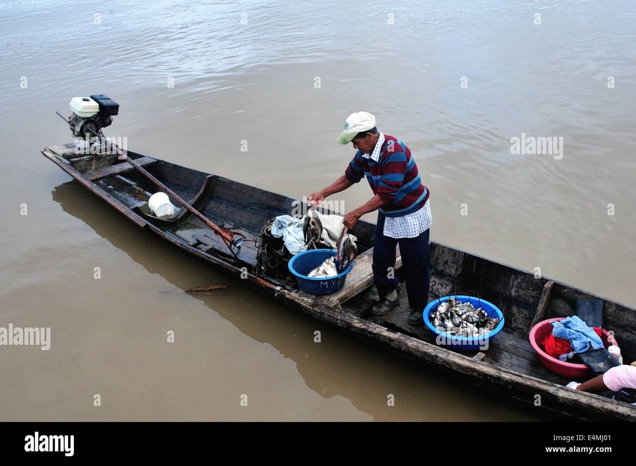 Barca da pesca - fiume del Amazon in PANGUANA . Dipartimento di Loreto  .PERÙ Foto stock - Alamy