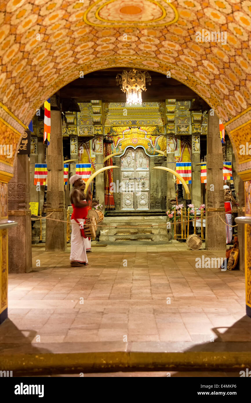 Due batteristi cerimoniale guardia dell'ingresso del tempio della Sacra Reliquia del Dente di Kandy, Sri Lanka Foto Stock