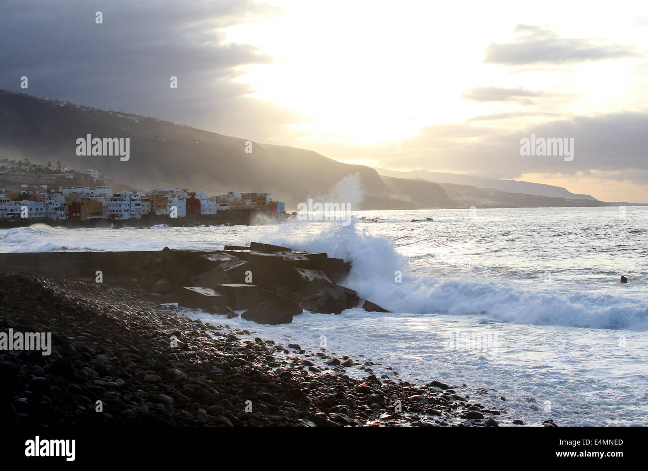 Pounding surf sulla costa dell'Oceano Atlantico di Puerto de la Cruz Tenerife Spagna al tramonto Foto Stock