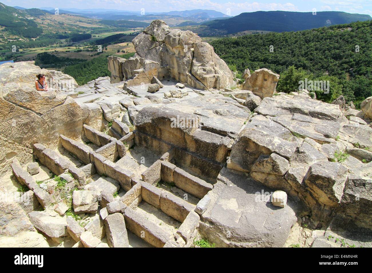 Perperikon, BGR. 13 Luglio, 2014. Le persone che frequentano presso l antica Tracia monumentale complesso archeologico Perperikon a sud-est della capitale bulgara Sofia, Domenica, Luglio 13, 2014. Perperikon è uno dei più antichi monumentali strutture megalitiche, interamente scavata nella roccia come è uno dei più popolari destinazioni turistiche in Bulgaria. Le attività religiose in cima alla scogliera iniziò nel V secolo A.C. Esso è associato con le credenze di età del rame a persone che hanno iniziato il culto del dio Sole. Qui hanno stabilito il primo santuario ed ha iniziato a lasciare i contenitori per alimenti f Foto Stock