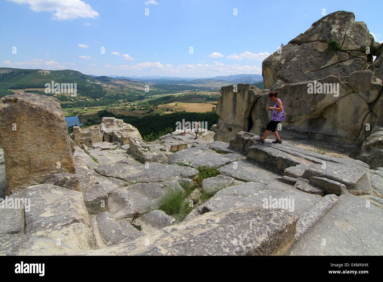 Luglio 13, 2014 - Perperikon, BGR - persone partecipano all'antica Tracia monumentale complesso archeologico Perperikon a sud-est della capitale bulgara Sofia, Domenica, Luglio 13, 2014. Perperikon è uno dei più antichi monumentali strutture megalitiche, interamente scavata nella roccia come è uno dei più popolari destinazioni turistiche in Bulgaria. Le attività religiose in cima alla scogliera iniziò nel V secolo A.C. Esso è associato con le credenze di età del rame a persone che hanno iniziato il culto del dio Sole. Qui hanno stabilito il primo santuario ed ha iniziato a lasciare i contenitori per alimenti f Foto Stock