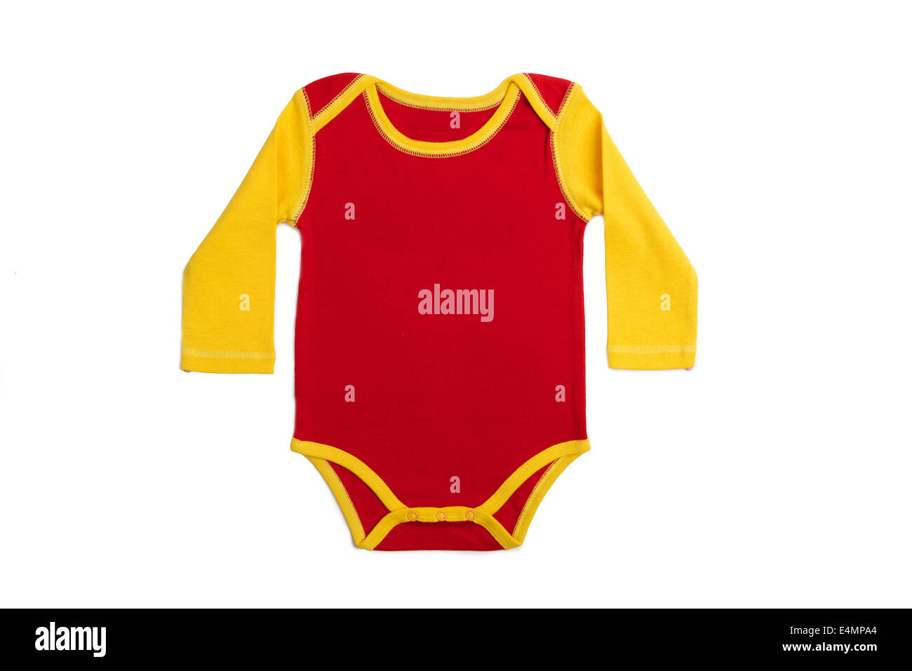 Maniche lunghe vestiti del bambino in rosso giallo su sfondo bianco Foto Stock