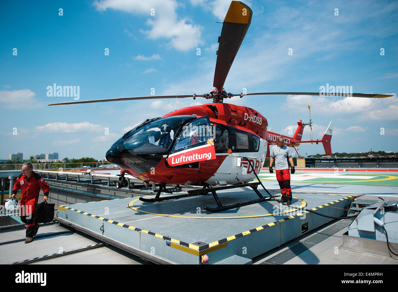 La DRF Salvataggio in elicottero "Christoph Berlino' Eurocopter EC145 è visto su 07.08.2014 sull'elicottero hangar dell'ospedale di Emergency Berlin-Marzahn, Germania. Foto: picture alliance / Robert Schlesinger Foto Stock