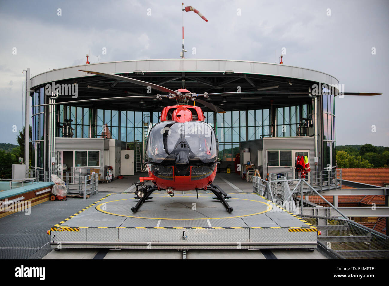 La DRF Salvataggio in elicottero "Christoph Berlino' Eurocopter EC145 è visto su 07.08.2014 sull'elicottero hangar dell'ospedale di Emergency Berlin-Marzahn, Germania. Foto: picture alliance / Robert Schlesinger Foto Stock