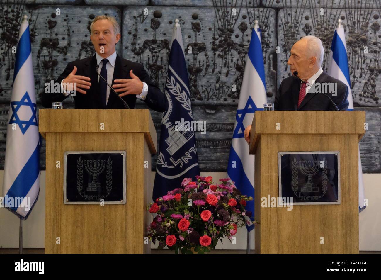 Gerusalemme, Israele. Il 15 luglio 2014. Il Presidente dello Stato di Israele, Shimon Peres, ospita il quartetto internazionale Inviato Speciale, Tony Blair, presso la residenza del Presidente per le discussioni sulla attuale situazione della sicurezza. Il Gabinetto di Sicurezza israeliano, questa mattina, ha deciso di accettare la proposta egiziana per un cessate il fuoco. L ala militare di Hamas ha detto che respinge il cessate il fuoco. Credito: Nir Alon/Alamy Live News Foto Stock