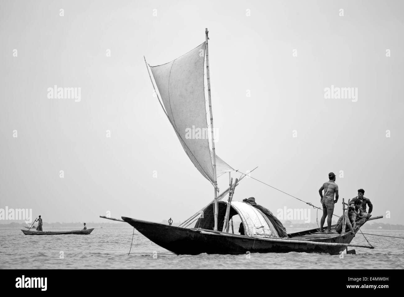 Imbarcazione a vela in Bangladesh,barca,bangladesh,vela,a,Persone,fiume,a,meghna,SKY,asia,asian,sud,barca,Cloud,immagine a colori,Comunità, Foto Stock