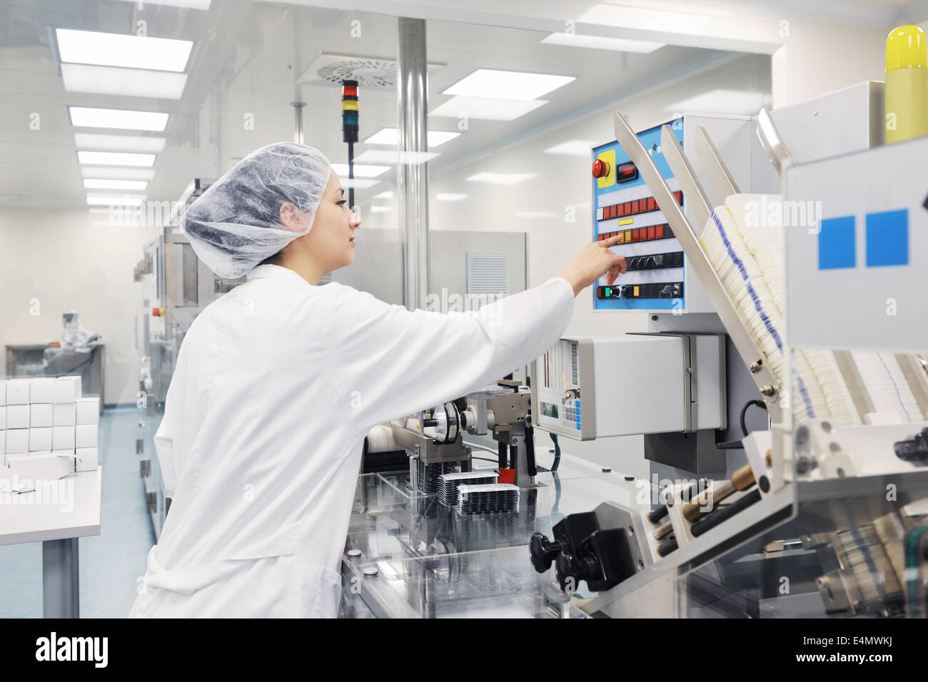 Medico di fabbrica e produzione indoor Foto Stock