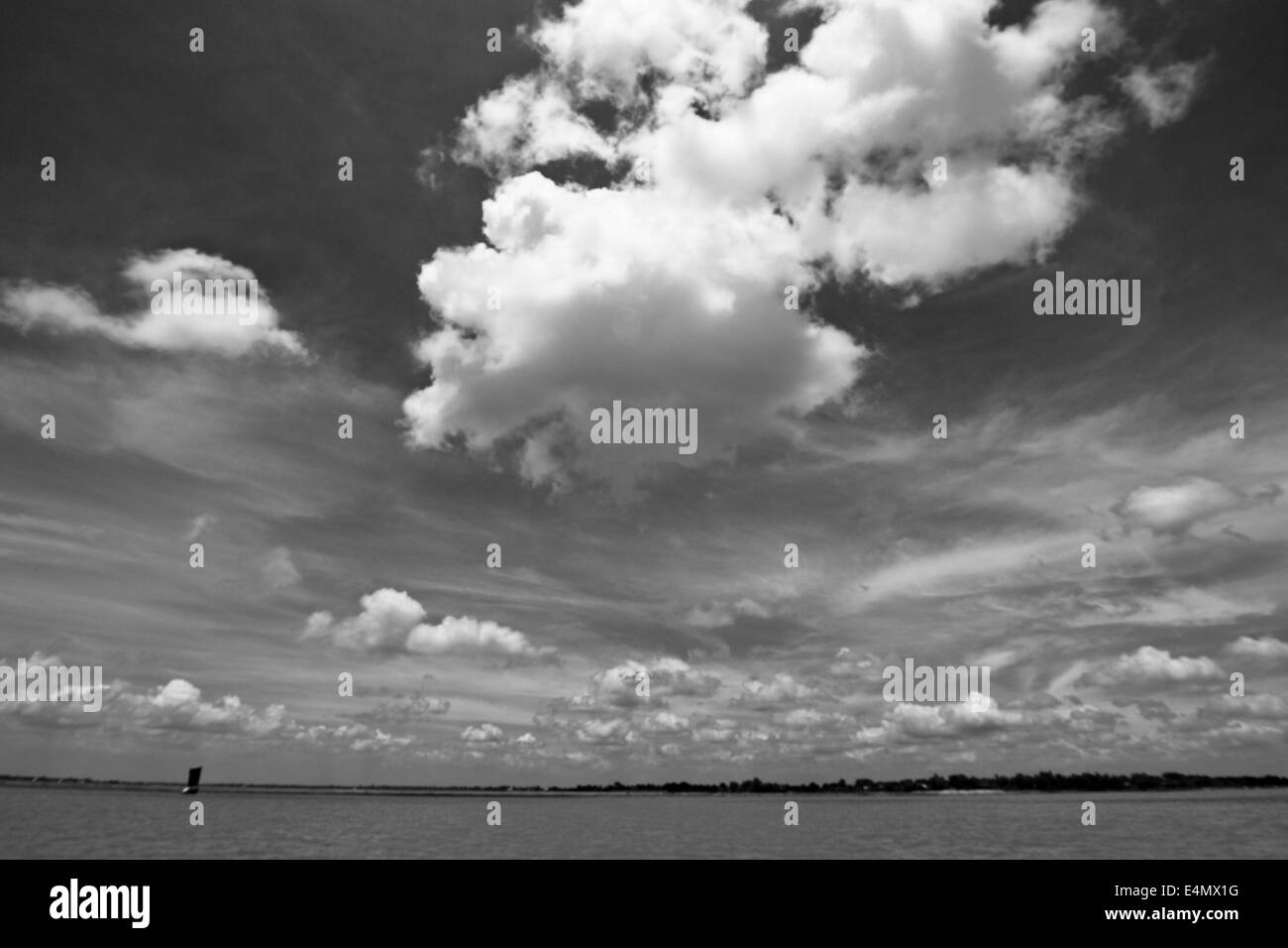 Imbarcazione a vela in Bangladesh,barca,bangladesh,vela,a,Persone,fiume,a,meghna,SKY,asia,asian,sud,barca,Cloud,immagine a colori,Comunità,D Foto Stock