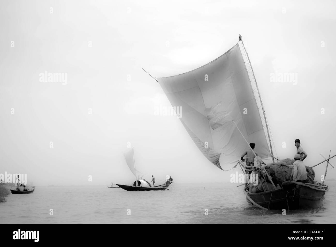 Imbarcazione a vela in Bangladesh,barca,bangladesh,vela,a,Persone,fiume,a,meghna,SKY,asia,asian,sud,barca,Cloud,immagine a colori,Comunità,D Foto Stock