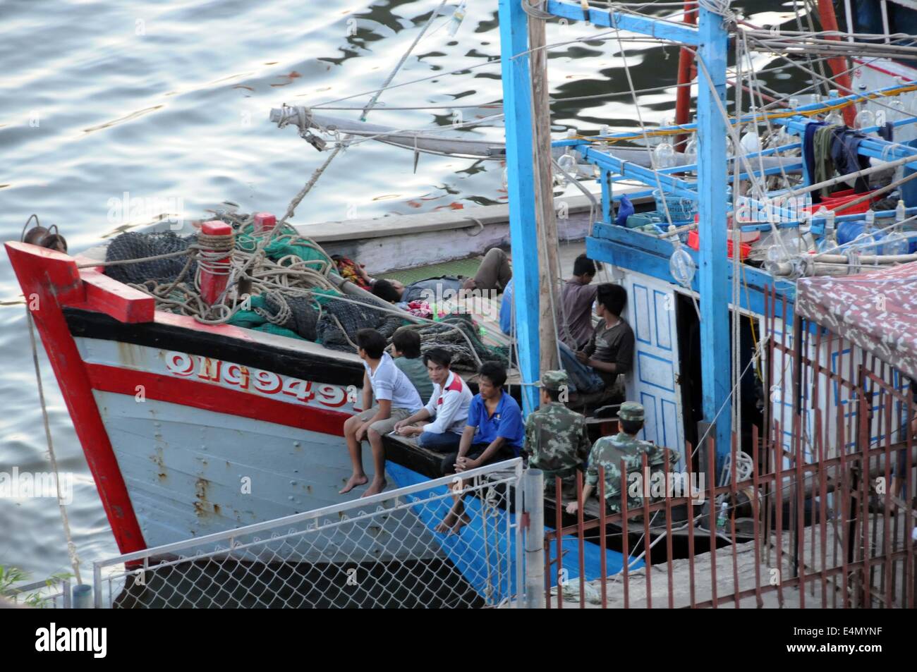 (140715) -- SANYA, luglio 15, 2014 (Xinhua) -- Foto scattata il 4 luglio 2014 mostra il vietnamita peschereccio ormeggiato in un porto di Sanya, Cina del sud della provincia di Hainan. La guardia costiera cinese notato due vietnamiti le navi da pesca che operano nelle acque territoriali cinesi fuori città di Sanya Hainan, Provincia, 25 giugno e luglio rispettivamente 3, la Cina della guardia costiera detta sede il 15 luglio. Le due navi da pesca, QB TS93256e QNg-94912-TS, aveva sette e sei pescatori a bordo rispettivamente. In seguito la pesca cinese leggi, la guardia costiera confiscati uno dei vasi e tutti gli strumenti di pesca come wel Foto Stock