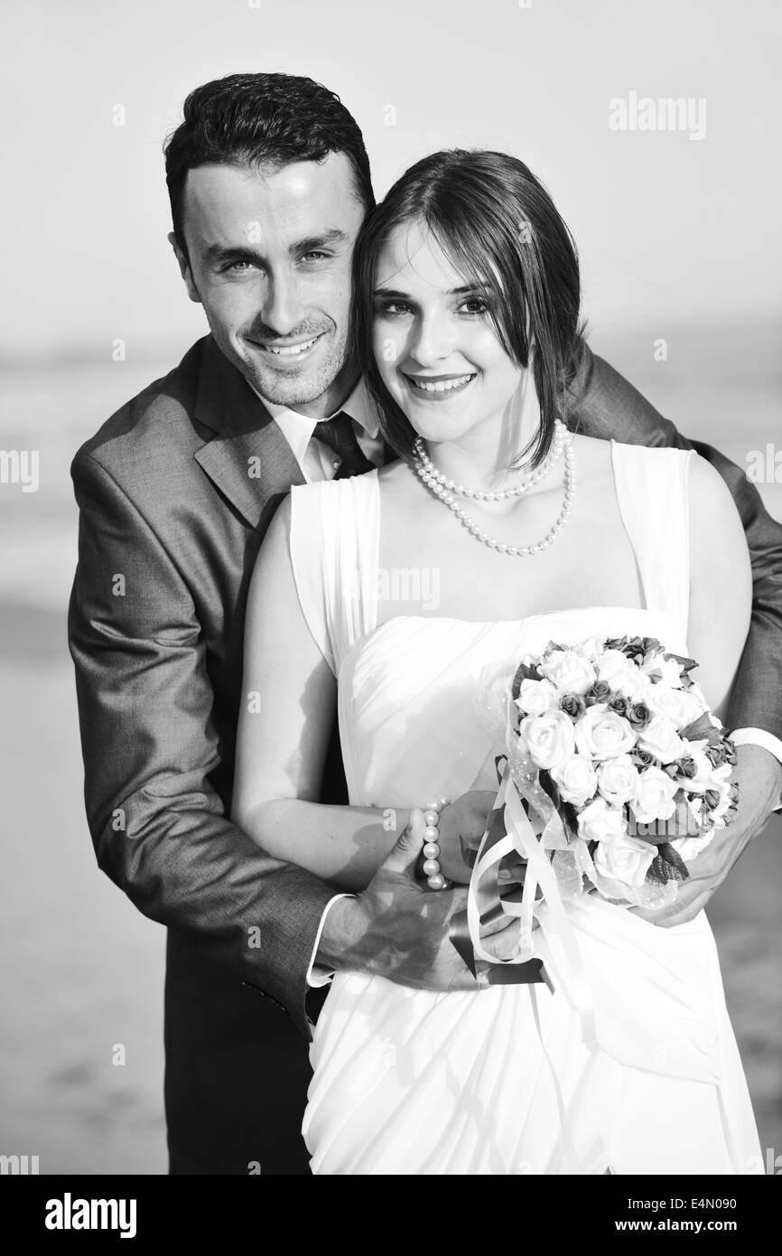 Romantico matrimonio sulla spiaggia al tramonto Foto Stock