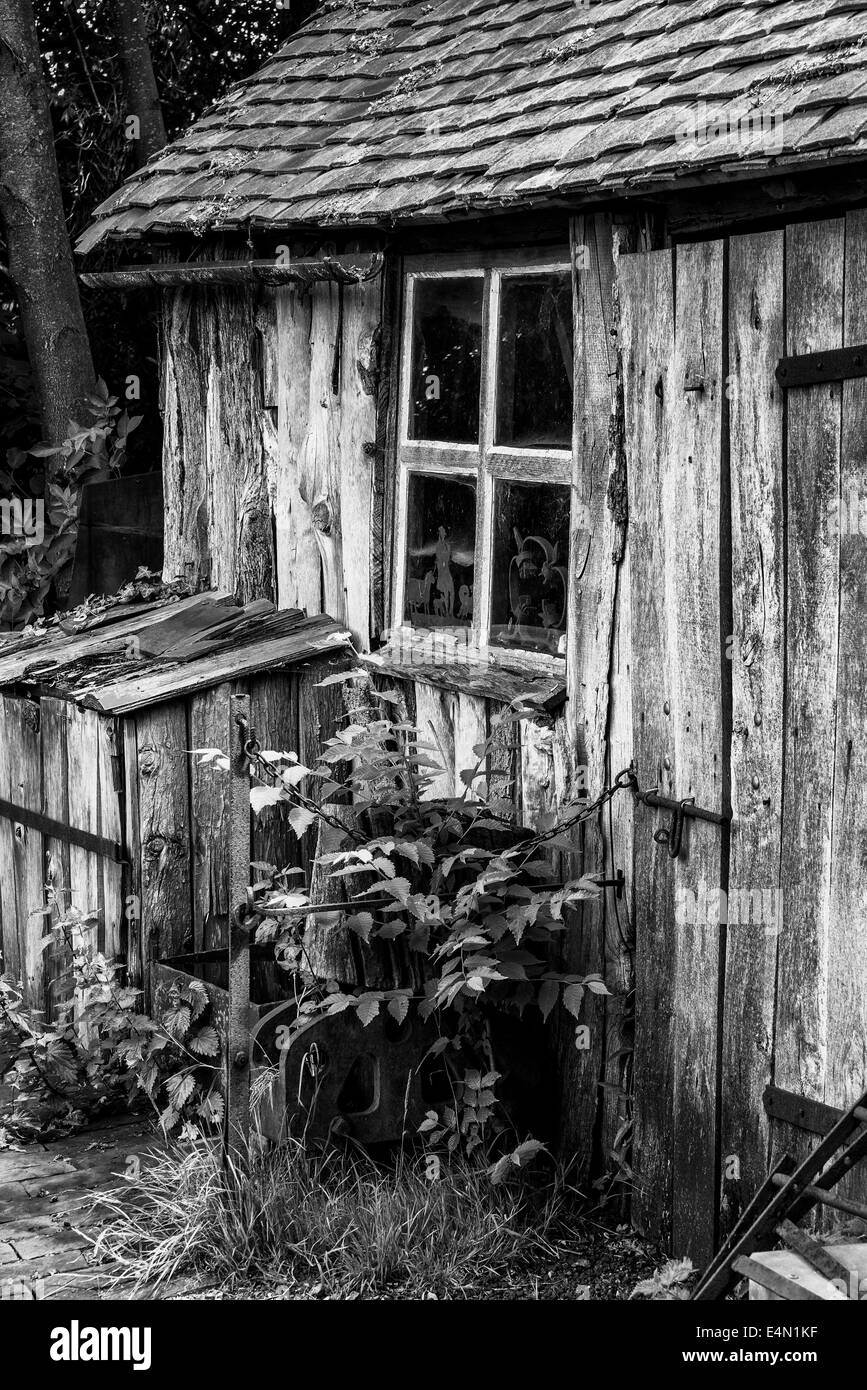 Bianco e nero paesaggio della vecchia officina di fabbro in epoca vittoriana Foto Stock