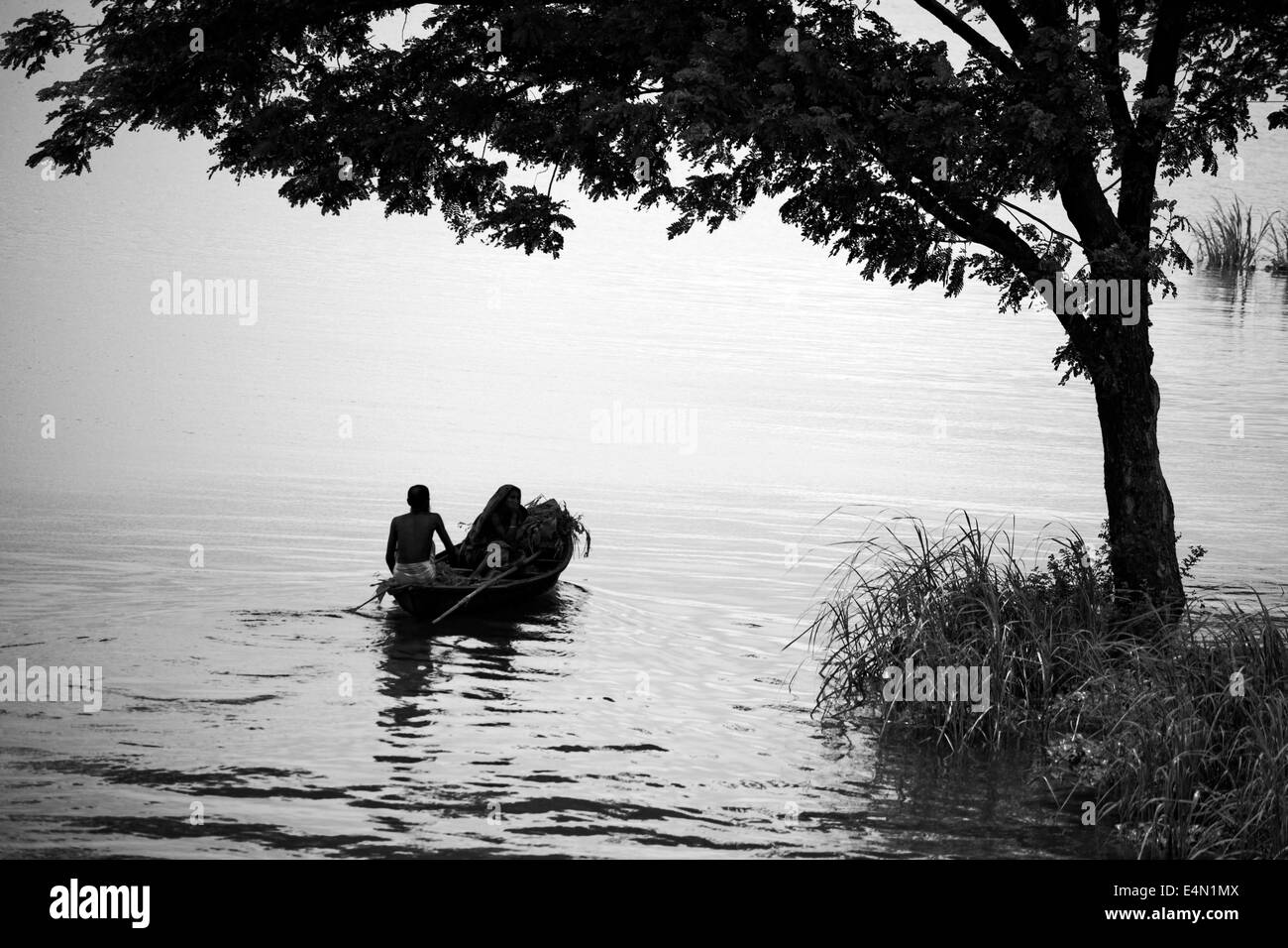 Barca in Bangladesh,barca,bangladesh,vela,a,Persone,fiume,a,meghna,SKY,asia,asian,sud,barca,Cloud,immagine a colori,Comunità,D Foto Stock