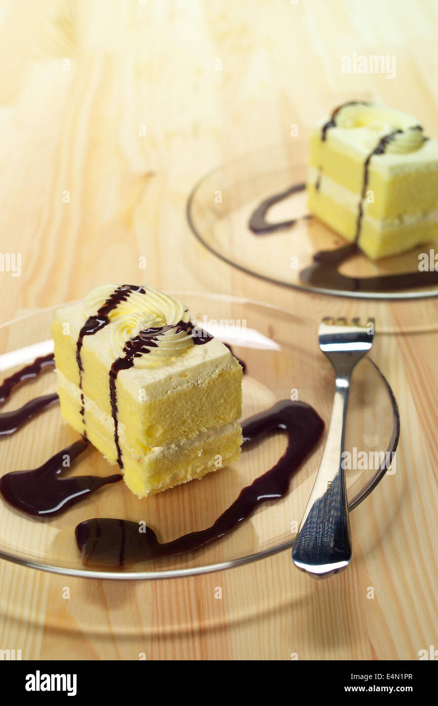 Panna fresca torta closeup con salsa di cioccolato Foto Stock