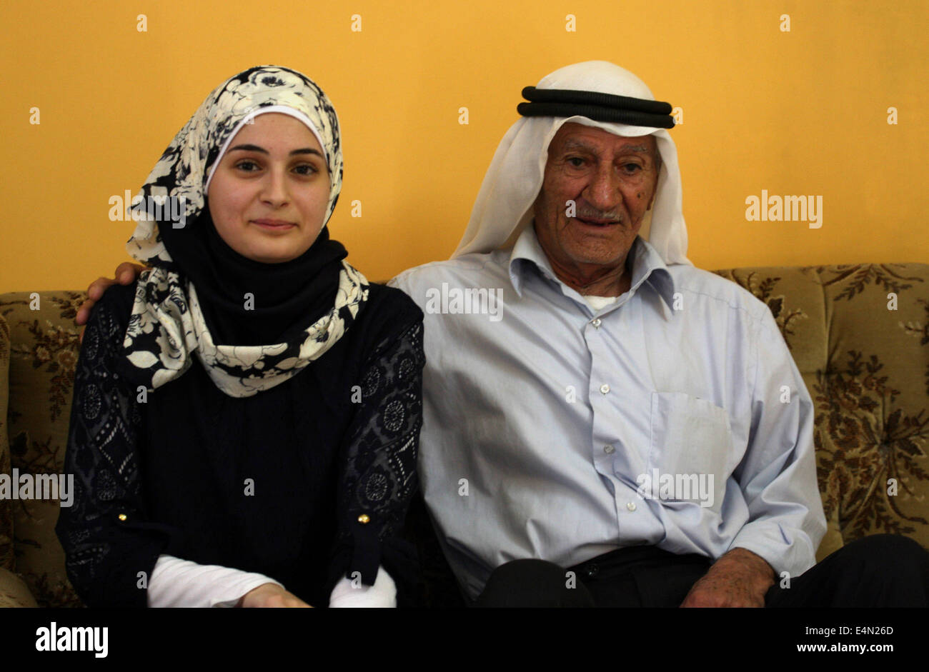 Nablus, West Bank, Territorio palestinese. Il 15 luglio 2014. Un palestinese studente della scuola secondaria e il primo nella sezione letteraria, Rahiq Ismail celebra con il suo nonno e dopo aver emesso il suo risultato in Cisgiordania città di Nablus sulla luglio 15, 2015. Foto Stock