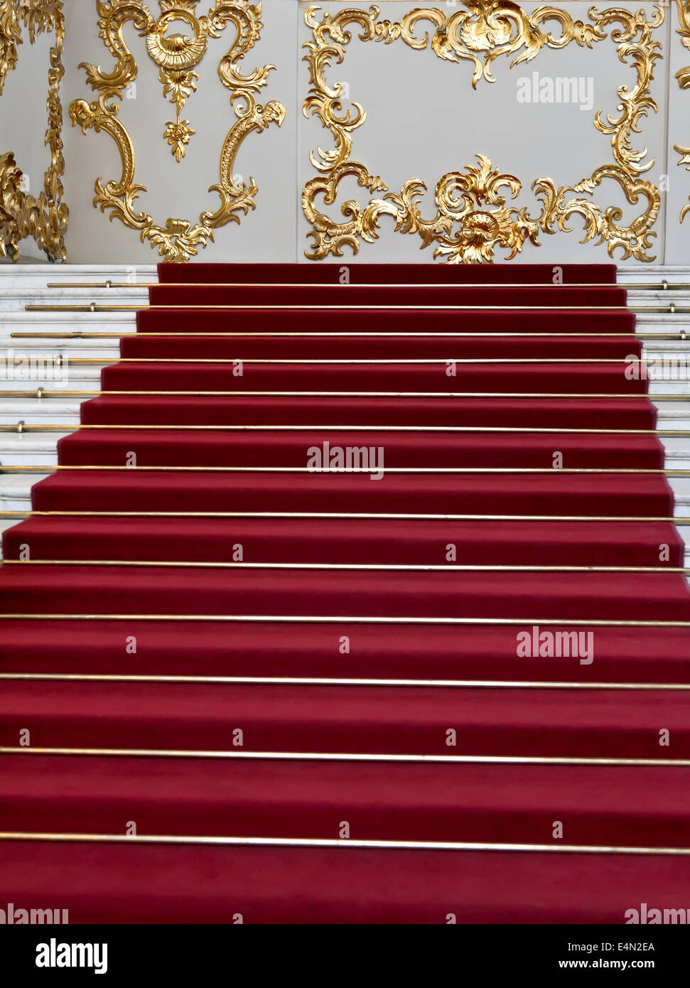 Tappeto rosso sulla scalinata di marmo Foto stock - Alamy