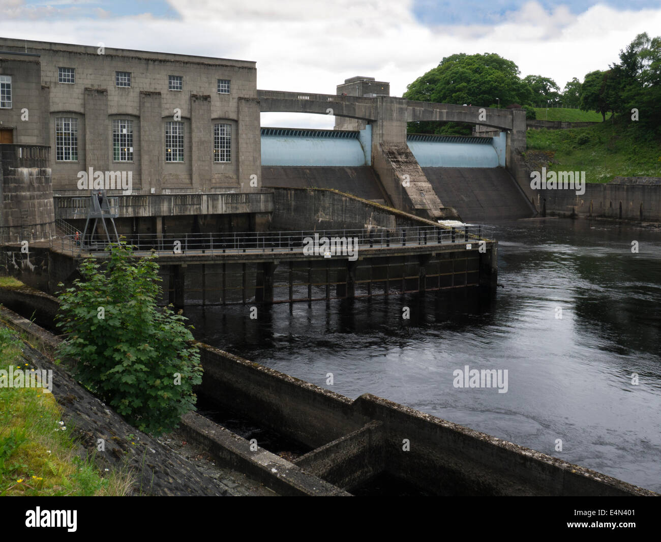 La diga e la scaletta di pesce Tummel energia idroelettrica schema Pitlochry Perth & Kinross in Scozia Foto Stock