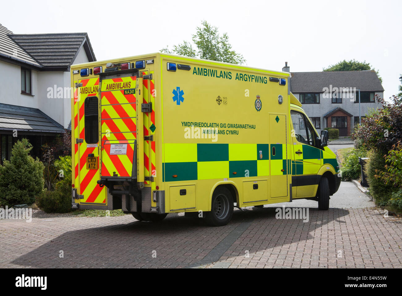 Welsh ambulanza per rispondere a una chiamata di emergenza a casa privata Foto Stock