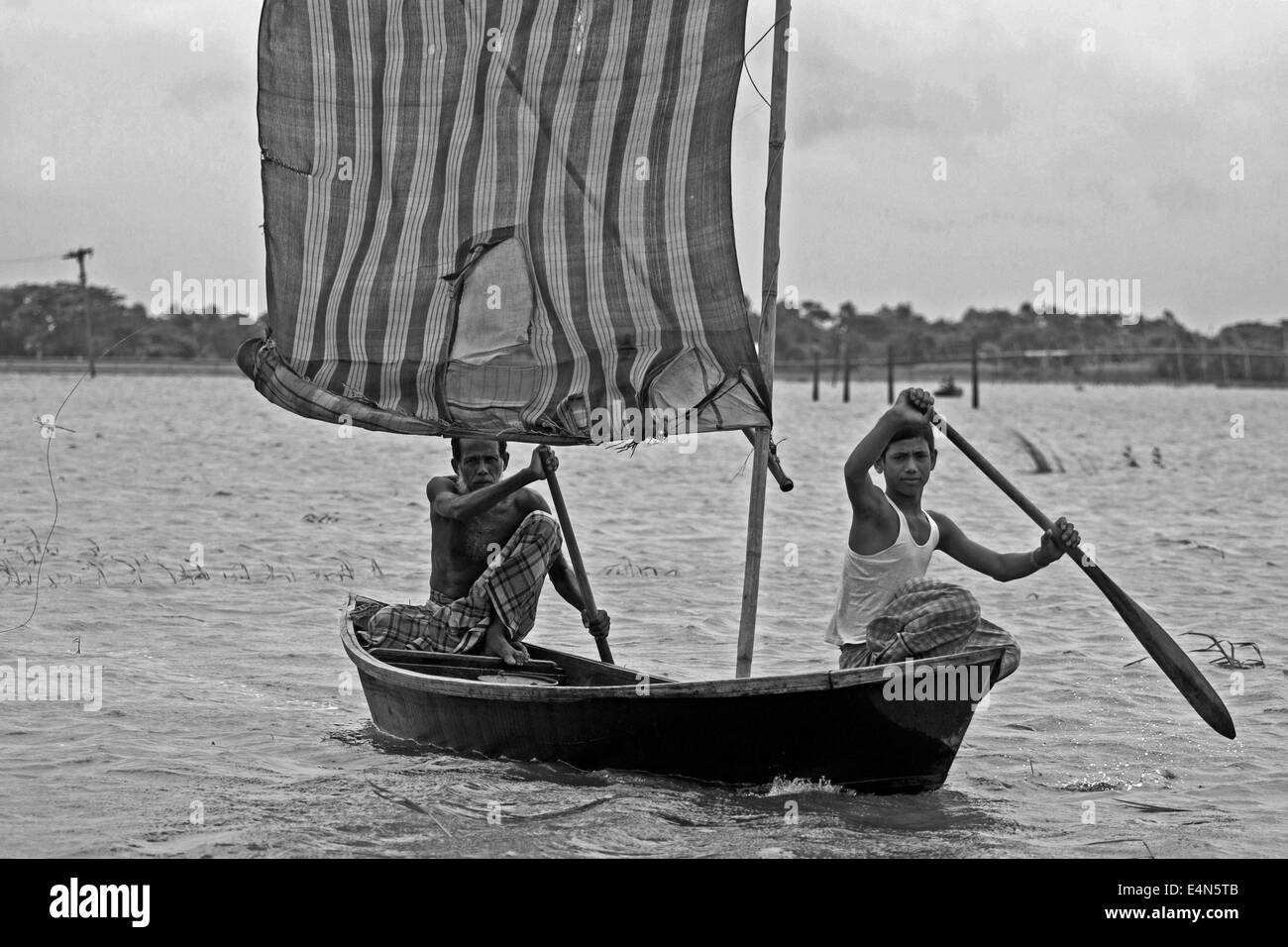 Imbarcazione a vela in Bangladesh,barca,bangladesh,vela,a,Persone,fiume,a,meghna,SKY,asia,asian,sud,barca,Cloud,immagine a colori,Comunità,D Foto Stock