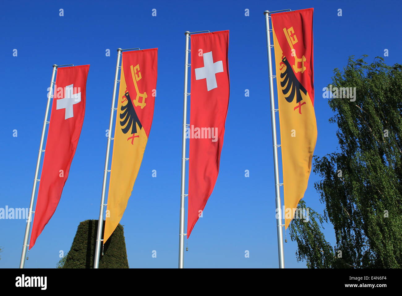 In Svizzera e nel cantone di Ginevra le bandiere Foto Stock