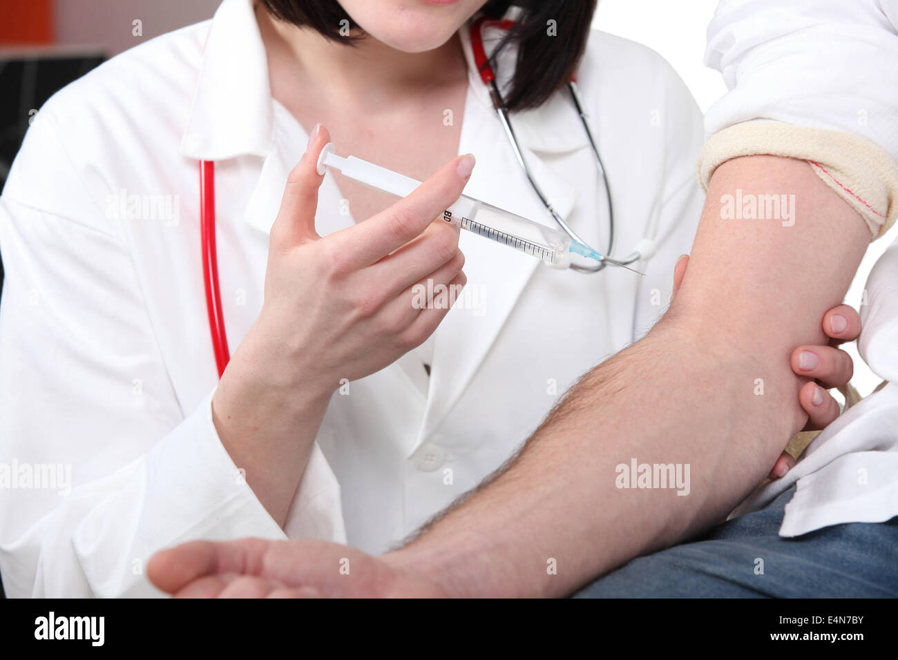 Medico dando un paziente una iniezione Foto Stock