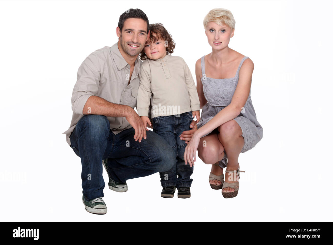 Studio shot di una giovane famiglia Foto Stock