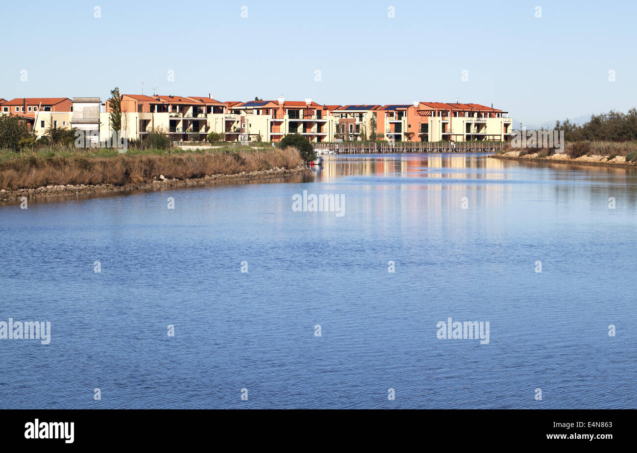 Case colorate con pier vicino all'acqua Foto Stock