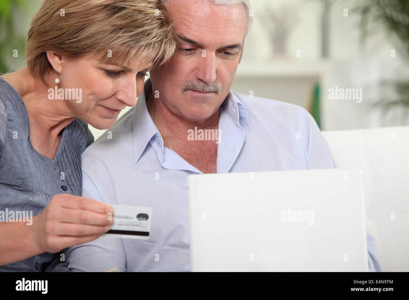 Coppia con carta di credito Foto Stock